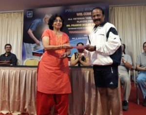 Ms. Vidyatai Mulay wife of Late Pramod Mulay presenting the prize to Anil Rasam winner of Men 60+ 