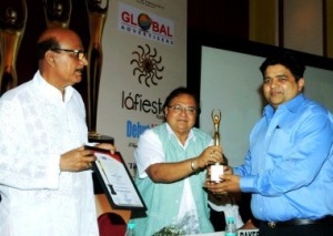 Avatar Gill, Rakesh Bedi  honouring  Global Advertisers's Managing Director Sanjeev Gupta