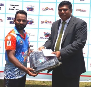 Bhavesh Patel of Ghatkor Jets, receiving the Man-of-the-match  award from the day’s chief guest Mr Udeni Perera , Manager, Western India 