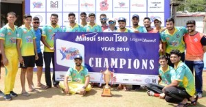 Bandra Heroes skipper HardikTamore (with trophy) along with teammates pose with chief guest Ex-Mumbai and India batsman Wasim Jaffer and Jwala Singh, the Director of  MCC and chief organiser of the Mitsui Shoji T20 cricket League .