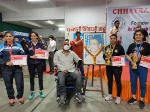 Two semi finalists Madhurika Patkar & Vidhi Shah( L) and Winner Reeth Rishya and R-up Divya Deshpande( R) pose with their prizes with Shri. Arwind Prabhu  (Centre) , President of TSTTA. 