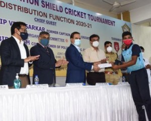 Chief Guest former Indian cricket captain Dilip Vengsarkar along with Commissioner of Police, Mumbai, Param Bir Singh presents the Player of the Tournament’ award to Musheer Naushad Khan (right). Also seen are Dr. Vijay Patil (left), Chancellor, D.Y. Patil University, Navi Mumbai and Chairman of D.Y. Patil Group and Rajkumar Vhatkar, Jt. Commissioner of Police (Admin), Mumbai. 