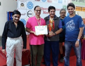 Dinkar Selarka( 2nd from Left) receiving his trophy from Yoesh Desai ( 2nd from Right)  