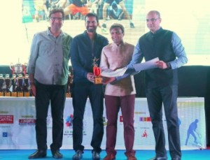  Right to left Ayaz Billawala and Shailesh Daga recieve the players of the tournament prize from Padma Bhusan Pullela Gopichand at the finals of the 25th G D Birla Memorial Masters Inter-Club Badminton Tournament.