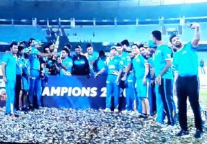 India Legends celebrate their win 