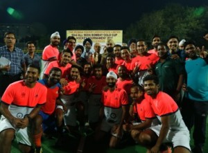 The victorious Indian Oil team pose with the prestigious Bombay Gold Cup and the winners’ cheque of Rs 1.5 lakh as they pose with MHAL President, Mangha Singh Bakshi and MHAL Treasurer, Bal Govind Chokani. 