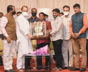 Sarika being felicitated by Maharashtra Dy.CM Ajitdada Pawar 