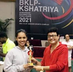 Young 17-year-old shuttler Kashika Mahajan (left) receives the women’s singles trophy from film actor Sachin Pilgaonkar during the prize distribution ceremony of the Kshatriya BKLP Badminton Tournament.