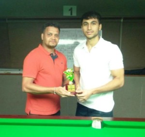 Yudhishthir Jaising (right) of Otters Club receives the ‘Player of the Match’ award from Mahesh Jagdale, BSAM Committee member 