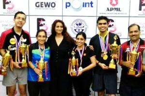 All the trophy winners of the P3 Corporate TT Tournament :  From left- Shashank Bisht, Mangala Saraf,  Sukhada Kulkarni, Aakash Damle and Vishal Yadav pose with ex-international Moonmoon Mukherjee.