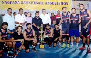 The Customs & Central Excise players are all smiles as they pose with the winners’ trophy along with the Chief Guests and Guests of Honour and other dignitaries. 