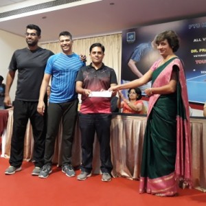 T -LAC Nashik Winners of Mn 40+ team event receiving their prize from Arundhati Mulay daughter in law of late Pramod Mulay. 