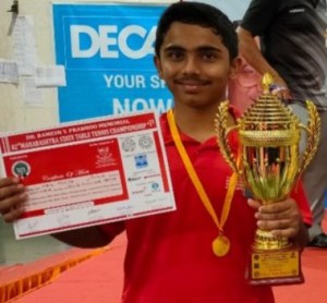 The champion Neil Mule of Pune proudly poses with the champions’ trophy and certificate.