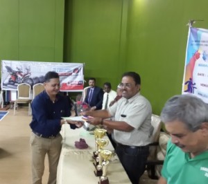 Prakash Kelkar receiving his Gold medal from Sunil Babras. 