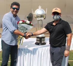  Shri Hemant Nagrale, Commissioner of Police, Mumbai and Chairman & Chief Patron of Police Invitation Shield presents a flower bouquet to Guest of Honour, Jatin Paranjape, former Test cricketer during the inauguration 