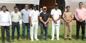 Shri Hemant Nagrale, Commissioner of Police, Mumbai and Chairman & Chief Patron of Police Invitation Shield is flanked by Mumbai Police team captain Sunil Patil and Karnatak SA captain Ankit Chavan. Also seen is Guest of Honour, Jatin Paranjape, former Test cricketer and MCA Executive Committee members