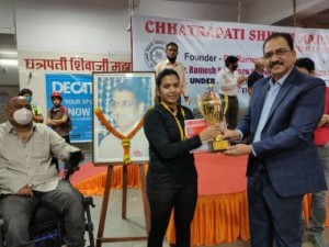 Reeth receiving her trophy from Shri Sanjay Shete, President, Maharashtra Gymnastics Association . 