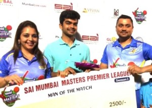 Sagar Ghadigaonkar receiving the man of the match award from Juhu team owner Mrs Renu Gupta and Aryan Gupta  during the 8-team  SAI-Mumbai Masters T-20 League.