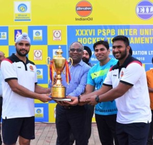 Indian Oil’s captain Raghunath V.R., Gurjinder Singh and manager Devesh Chuhan receive the winner trophy from Mr. Suresh Nair, Executive Director (SCO), Bharat Petroleum 