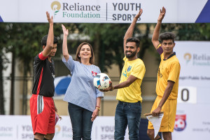 Smt. Nita M Ambani, Chairperson, Reliance Foundation Youth Sports and CK Vineeth of Kerala Blasters FC with team captains during opening the match of Reliance Foundation Youth Sports football tournament 2017.