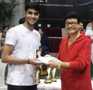 Tanishq Saxena (left) receives the boys’ U19 singles winners’ trophy from film actor Sachin Pilgaonkar during the prize distribution ceremony of the Kshatriya BKLP Badminton Tournament.