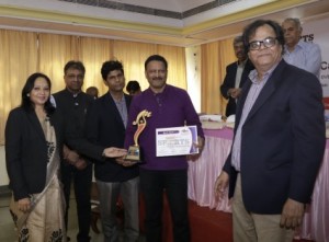 Veteran TT player Ulhas Shirke holding his award poses with Chhaya Pawar( director Sportsnasha), Rtn. Prafull Sharma( Rotary Dist. Governor), Shirish Deshpande(Director Sportsnasha) & Prof.Rajesh Deo( Director Sportsnasha) .Rtn.Nitin Vichare & Former test Cricketeryajuvendra Singh standing behind.