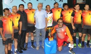 Champions… The victorious Mumbai Raje Orange players are all smiles as they proudly pose with the Veterans' ‘Champions’ trophy.