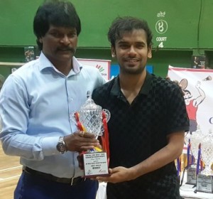 Shubhankar Dey (right) of Indian Railways receives the men’s singles winner’s trophy from Dhanraj Pillay