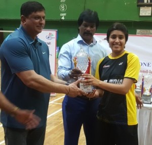 Shikha Gautam (right) of Air India receives the women’s singles winner’s trophy from Dhanraj Pillay, Joint Secretary, AISPB and Olympian and Shrikant Wad