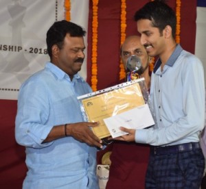 Champion Nubairshah Shaikh receives his Trophy, certificate and prize-money from former Indian Test cricketer Pravin Amre (left). 